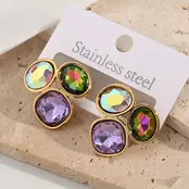 Goudkleurige stainless steel oorbellen met multicolor stenen – statement studs