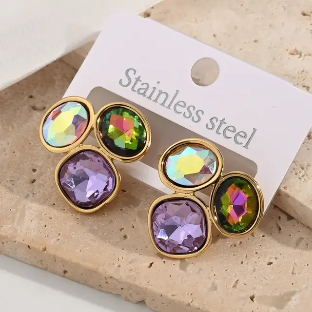 Goudkleurige stainless steel oorbellen met multicolor stenen – statement studs