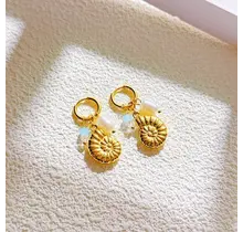 Stainless Steel Oorbellen Schelp met Parel – Goud Beach Hoops