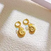 Stainless Steel Oorbellen Schelp met Parel – Goud Beach Hoops