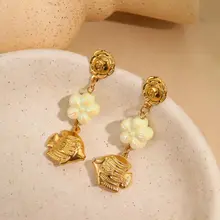 Stainless Steel Oorbellen met Vis Bedel en Parelmoer Bloem – Goud