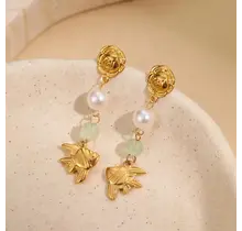 Stainless Steel Oorbellen met Vis Bedel, Parel en Groene Kraal – Goud