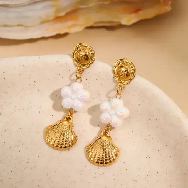 Stainless Steel Oorbellen met Schelp Bedel en Parelmoer Bloem – Goud