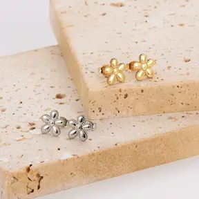 Stainless Steel Bloem Oorstekers – Goud- en Zilverkleurig