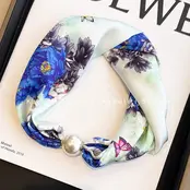 Sjaalketting met Parel Magnetische Sluiting Blauwe Bloemen & Vlinder Print