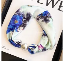 Sjaalketting met Parel Magnetische Sluiting Blauwe Bloemen & Vlinder Print