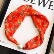 Sjaalketting met Parel Magnetische Sluiting Oranje Bloemen Print