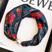 Sjaalketting met Parel Magnetische Sluiting Zwart met Rode Bloemen