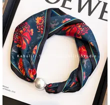 Sjaalketting met Parel Magnetische Sluiting Zwart met Rode Bloemen