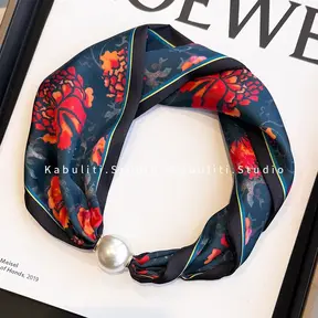 Sjaalketting met Parel Magnetische Sluiting Zwart met Rode Bloemen