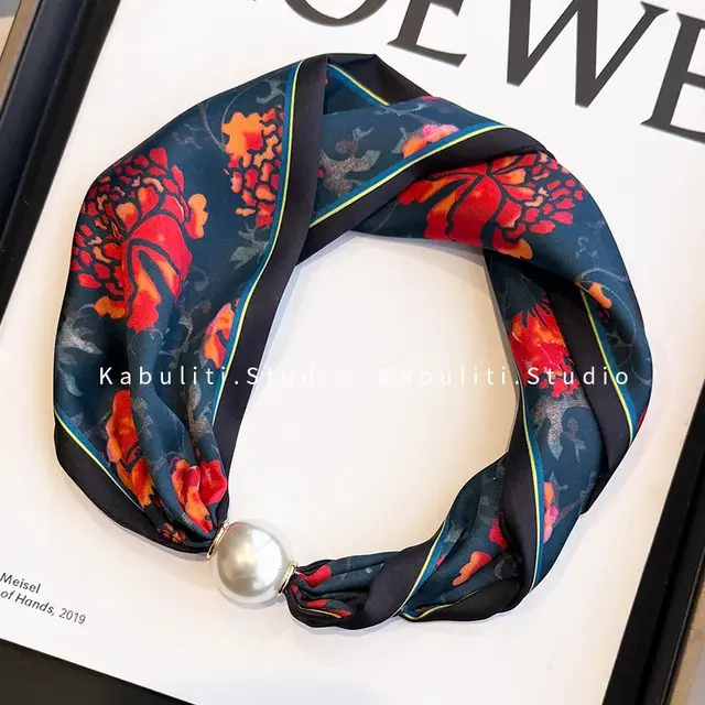 Sjaalketting met Parel Magnetische Sluiting Zwart met Rode Bloemen