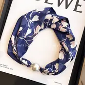 Sjaalketting met Parel Magnetische Sluiting Donkerblauw Bloemen Print