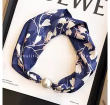 Sjaalketting met Parel Magnetische Sluiting Donkerblauw Bloemen Print