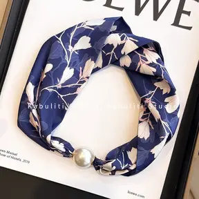 Sjaalketting met Parel Magnetische Sluiting Donkerblauw Bloemen Print