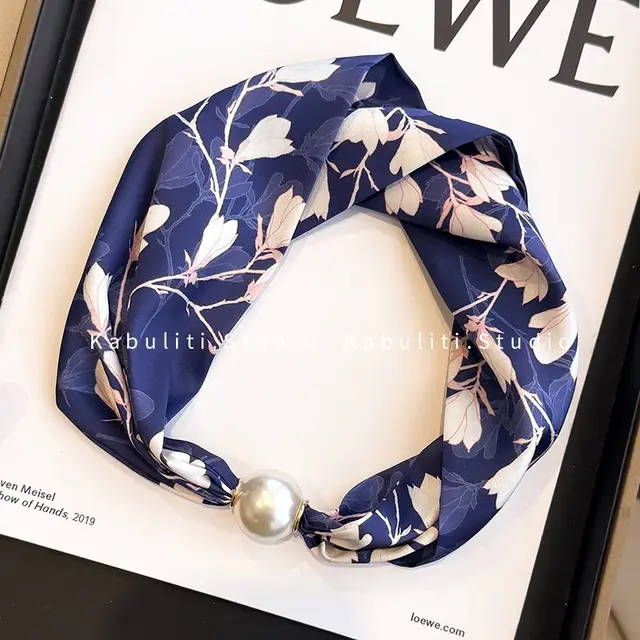 Sjaalketting met Parel Magnetische Sluiting Donkerblauw Bloemen Print