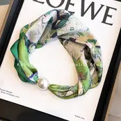 Sjaalketting met Parel Magnetische Sluiting Groene Artistieke Print