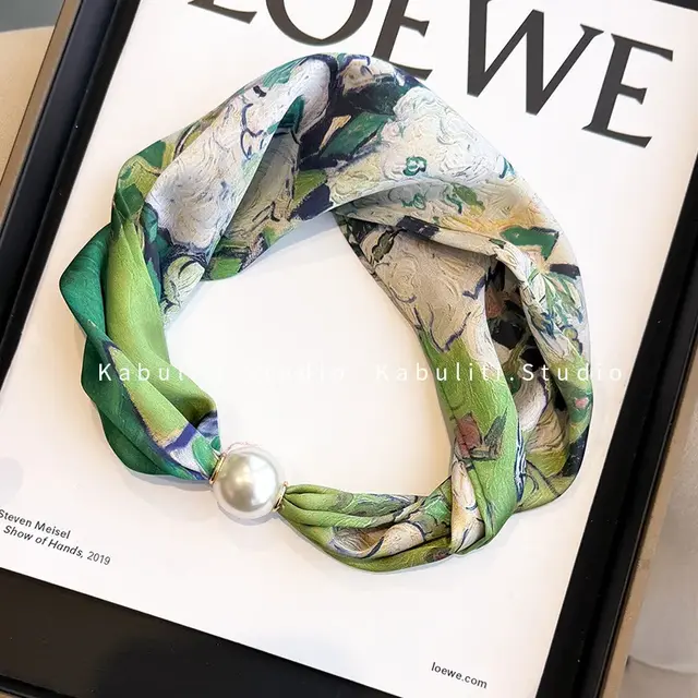 Sjaalketting met Parel Magnetische Sluiting Groene Artistieke Print