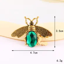 Gouden Bij Button Cover met Groene Steen – Trendy Blouse Accessoire