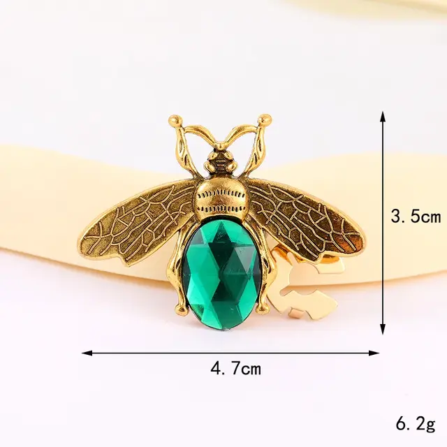 Gouden Bij Button Cover met Groene Steen – Trendy Blouse Accessoire