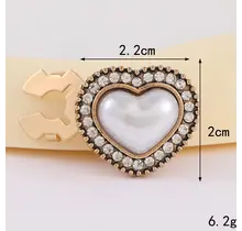 Vintage Hart Button Cover met Parel en Strass – Klassiek Chic