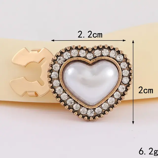 Vintage Hart Button Cover met Parel en Strass – Klassiek Chic