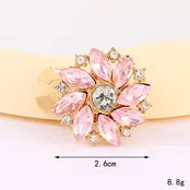 Roze Bloem Button Cover met Kristallen – Trendy Statement