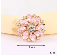 Roze Bloem Button Cover met Kristallen – Trendy Statement