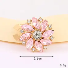 Roze Bloem Button Cover met Kristallen – Trendy Statement