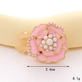 Roze Bloem Button Cover met Parels – Romantisch en Trendy