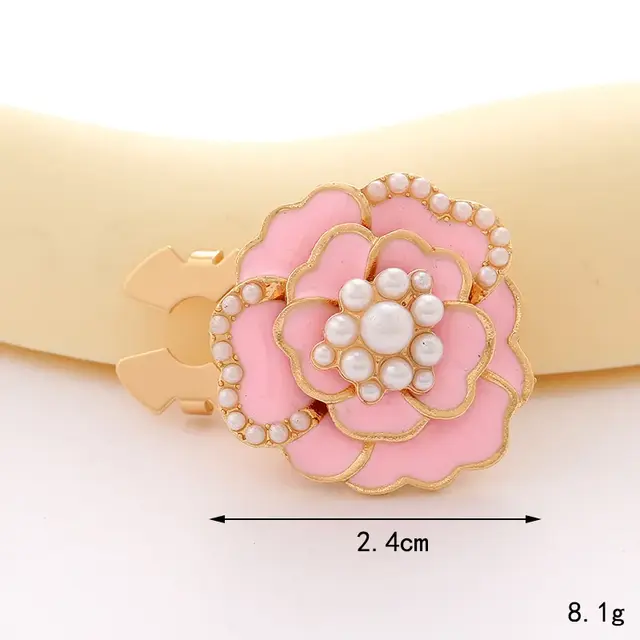 Roze Bloem Button Cover met Parels – Romantisch en Trendy