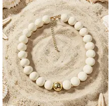 Witte Kralen Ketting met Gouden Detail – Minimalistische Statement Ketting