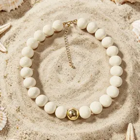 Witte Kralen Ketting met Gouden Detail – Minimalistische Statement Ketting