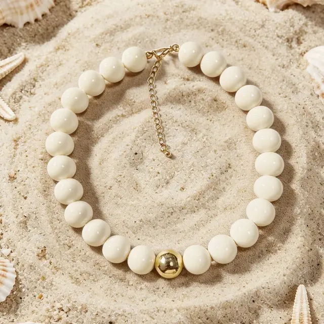 Witte Kralen Ketting met Gouden Detail – Minimalistische Statement Ketting