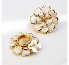 Button Cover Bloem Wit – Luxe Blouse Sieraad met Strass