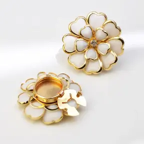 Button Cover Bloem Wit – Luxe Blouse Sieraad met Strass