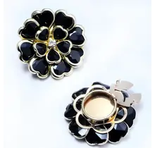 Button Cover Bloem Zwart – Statement Fashion Accessoire voor Blouse