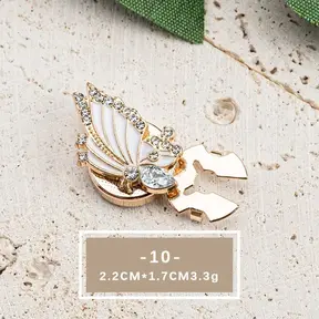 Button Cover Vlinder Wit – Elegante Trend Accessoire voor Blouse