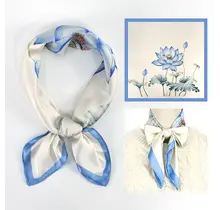 Blauw Wit Lotus Sjaaltje – Elegant & Tijdloos