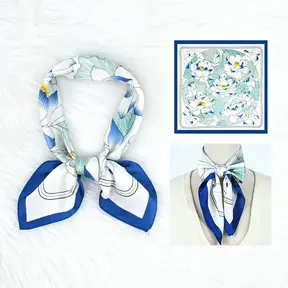 Blauw Wit Bloemen Sjaaltje – Klassiek & Stijlvol