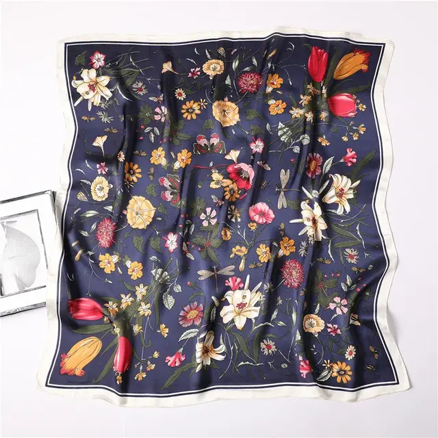 Goodies Label Sjaaltje Flower Garden Donkerblauw 70 x 70 cm