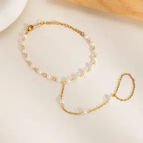 Goudkleurige Stainless Steel Handketting met Witte Parels | Goodies