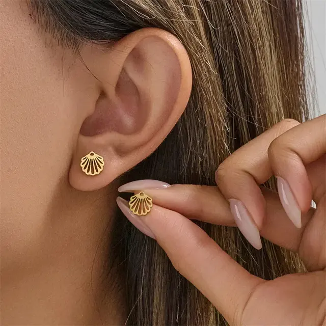 Goodies Label Shell Studs Goudkleurig | Stainless Steel Oorstuds 8 x 9 mm