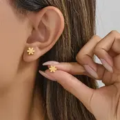 Goodies Label Goudkleurige Daisy Oorstuds 8 mm | Stainless Steel