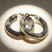 Goodies Label Grote Statement Hoops Smokey Black Goud | Lichtgewicht Oorbellen