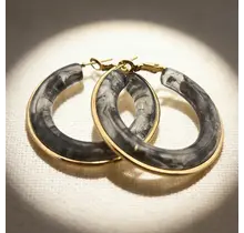 Goodies Label Grote Statement Hoops Smokey Black Goud | Lichtgewicht Oorbellen