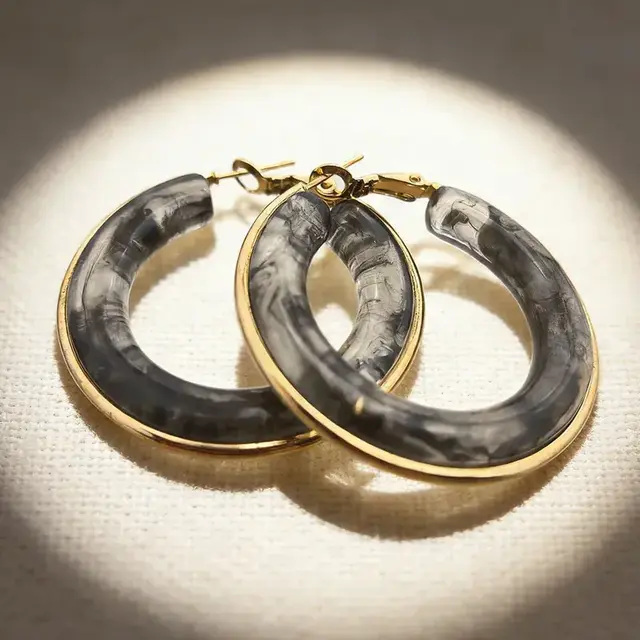 Goodies Label Grote Statement Hoops Smokey Black Goud | Lichtgewicht Oorbellen