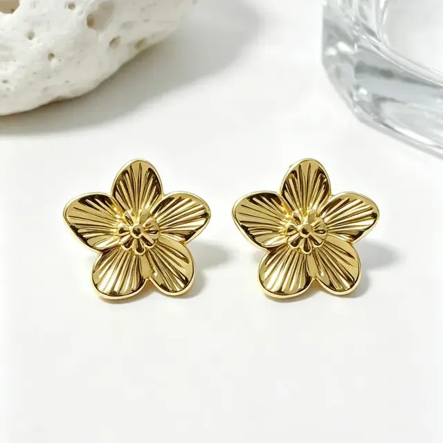 Goodies Label Goudkleurige Bloem Statement Oorstuds 2,1 cm | Stainless Steel