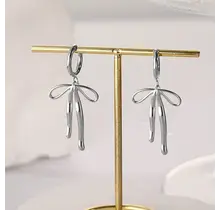 Goodies Label Zilverkleurige Strik Oorbellen | Stainless Steel