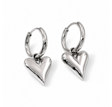 Stainless steel oorbellen met hartje – Zilverkleurige hoops