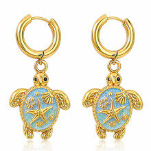 Goodies Label Goudkleurige Zeeschildpad Hoops | Coastal Statement Oorbellen